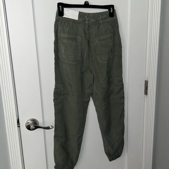 American Eagle Cargo Jogger Pants!
Size XS Short! NWT! - Picture 2 of 6